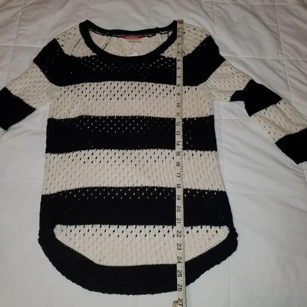 Unionbay juniors medium knit sweater. Sleeves are 3/4 length